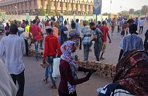 متظاهرون سودانيون يتجمعون خارج مبنى البرلمان بأم درمان في 6 أبريل 2022.