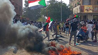 متظاهرون سودانيون يسيرون باتجاه مبنى البرلمان بأم درمان في 6 أبريل- نيسان 2022.