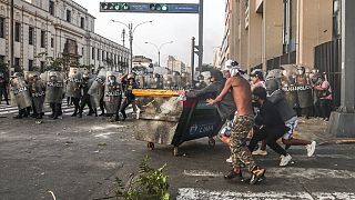 Manifestantes se enfrentan a la policía en una calle de Lima, Perú, el martes 5 de abril de 2022.