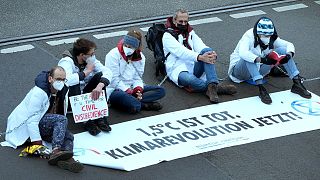Aktivisten von "Scientist Rebellion" blockieren eine Straße in Berlin. Der Slogan lautet: "1,5 Grad Celsius ist tot, Klimarevolution jetzt!"