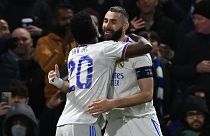 Карим Бензема и Винисиус Жуниор празднуют 3-й гол в ворота "Челси"