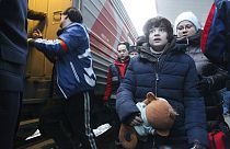 Menschen aus Mariupol und Umgebung auf dem Bahnhof in Nischni Nowgorod, Russland. Ein Zug hat sie am 7.4. in der Region Nischni Nowgorod gebracht.