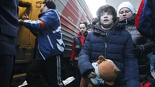 Menschen aus Mariupol und Umgebung auf dem Bahnhof in Nischni Nowgorod, Russland. Ein Zug hat sie am 7.4. in der Region Nischni Nowgorod gebracht.