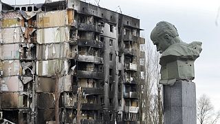Памятник Тарасу Шевченко разрушенного жилого дома в Бородянке, Киевской области, 06/04/2022