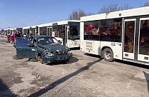 Coluna de autocarros da Cruz Vermelha com deslocados de Mariupol
