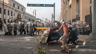 Des manifestants s'affrontent avec la police dans une rue de Lima, au Pérou, 5 avril 2022.