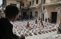 Vergabe von Essensspenden in al-Najieh in Idlib