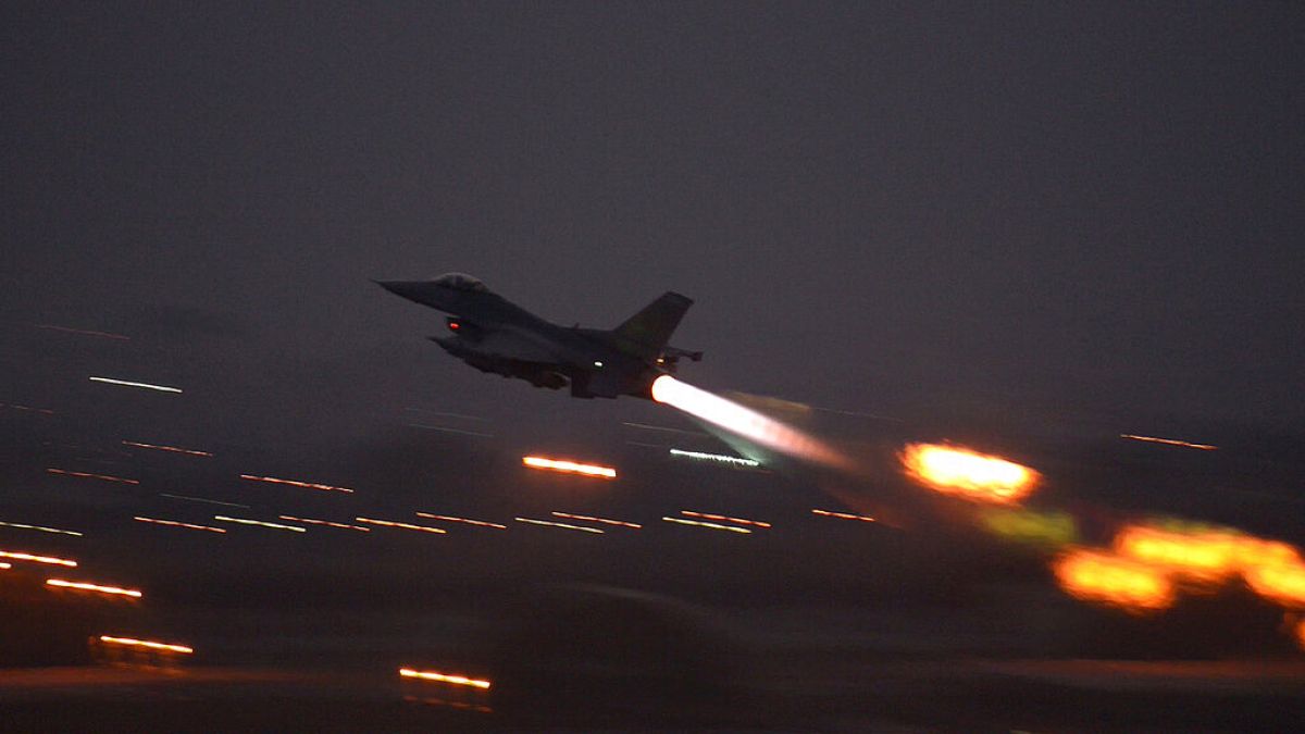 İncirlik'ten havalanan bir ABD F-16 savaş uçağı (Arşiv)
