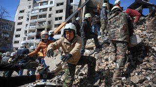 متطوعون يساعدون رجال الإنقاذ في إزالة حطام مبنى في بلدة بوروديانكا بشمال غرب كييف، في 7 أبريل 2022.