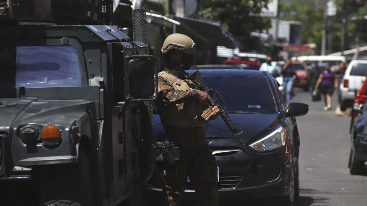 Soldados vigilan un puesto de control en San Salvador, el 27 de marzo de 2022