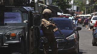 Soldados vigilan un puesto de control en San Salvador, el 27 de marzo de 2022