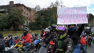 Manifestantes en las protestas en Bogotá contra las nuevas medidas hacia los motociclistas impuestas por la alcaldesa Claudia López