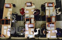 Számolják a levélszavazatokat a Nemzeti Választási Iroda budapesti székházában