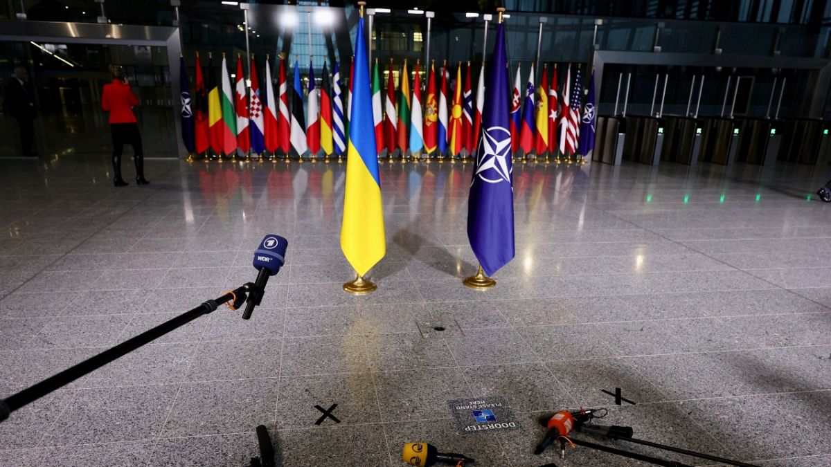 Újságírók várják az Ukrajnával kapcsolatos nyilatkozatokat a NATO brüsszeli székházában 2022. április 7-én