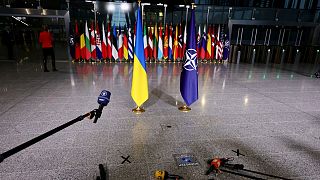 Újságírók várják az Ukrajnával kapcsolatos nyilatkozatokat a NATO brüsszeli székházában 2022. április 7-én