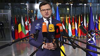 Ο Ουκρανός υπ. Εξωτερικών Ντμίτρο Κουλέμπα προσερχόμενος στη σύνοδο των υπ. Εξωτερικών του ΝΑΤΟ
