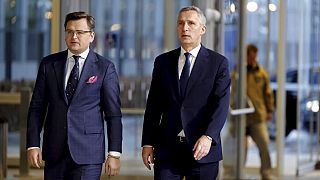Dmitro Kuleba és Jens Stoltenberg a NATO külügyminiszteri találkozóján