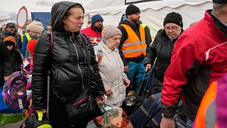 لاجئون من أوكرانيا عند عند المعبر الحدودي في ميديكا ، جنوب شرق بولندا، يوم الثلاثاء 5 أبريل / نيسان  2022