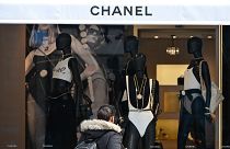 Schaufenster einer Chanel Boutique in Paris