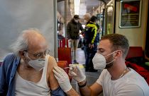 رجل يبلغ من العمر 85 عامًا يتلقى تطعيمًا ضد كورونا في مركز صحي/فرانكفورت، 4 نوفمبر 2021.