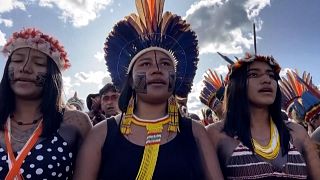 Indigene Brasilianerinnen beim Camps "Terra Livre" (Freies Land) in Brasilia