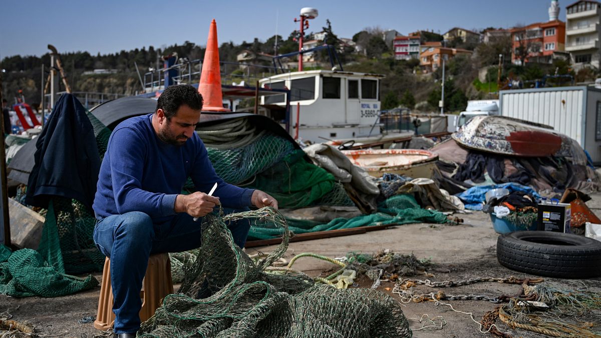 Pescador turco reparando sus redes.