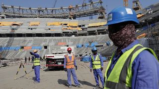 صورة أرشيفية لعمال أجانب يعملون في استاد لوسيل، أحد ملاعب كأس العالم لعام 2022، في مدينة لوسيل بقطر، 20 ديسمبر 2019.