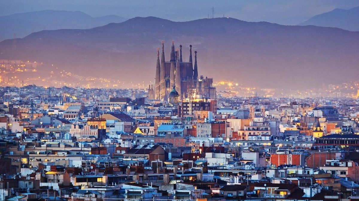 صورة ليلية لمدينة برشلونة 