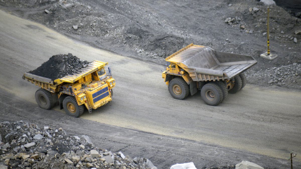 Rusya'nın Kemerovo kentindeki Kedrovsky açık ocak kömür madeninde kömür taşıyan bir kamyon (arşiv)