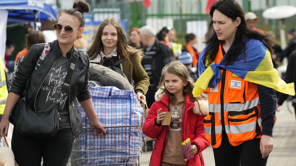 Ukrán menekültek jönnek át a lengyel határon, Medykánál