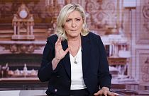 مرشحة الرئاسة الفرنسية اليمينية المتطرفة، مارين لوبان، في مقابلة على قناة "تي إف1"، في بولوني بيلانكور، خارج باريس، الأربعاء 6 أبريل 2022.