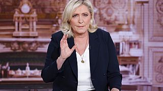 مرشحة الرئاسة الفرنسية اليمينية المتطرفة، مارين لوبان، في مقابلة على قناة "تي إف1"، في بولوني بيلانكور، خارج باريس، الأربعاء 6 أبريل 2022.