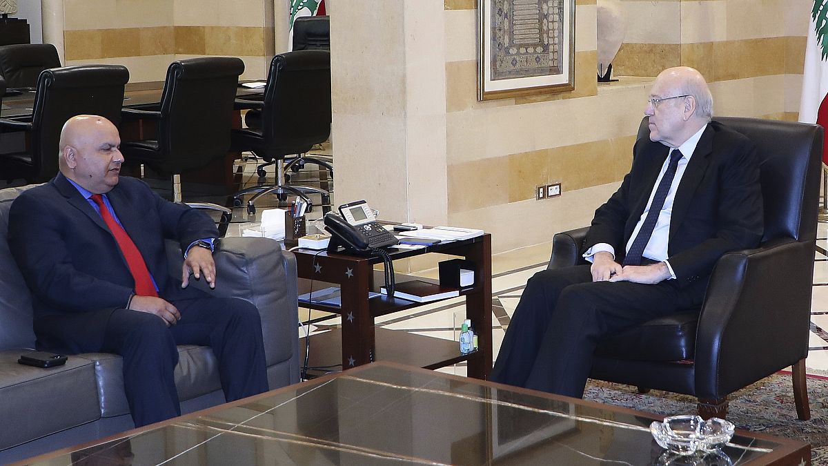 رئيس الوزراء اللبناني نجيب ميقاتي مع المدير الإقليمي للبنك الدولي ساروج كومار جها، بيروت-لبنان، الخميس 7 أبريل/ نيسان 2022