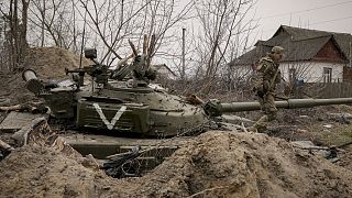 Hátrahagyott orosz tank a Kijev közelében fekvő Andrijivkában