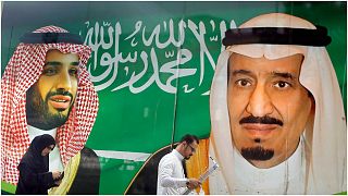 صورة للملك السعودي سلمان  وولي العهد الأمير محمد بن سلمان خارج مركز تجاري في جدة- أرشيف