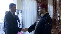 Pedro Sánchez y Mohamed VI se saludan en Rabat
