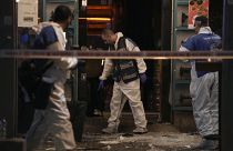Investigadores da polícia israelita num dos locais visados pelo atirador em Telavive