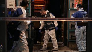 Az izraeli rendőrség a tel-avivi támadás helyszínén 2022. április 7-én