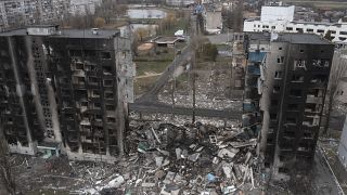 Un edificio de apartamentos muy dañado tras un ataque ruso en el centro de Borodyanka, Ucrania, el miércoles 6 de abril de 2022.