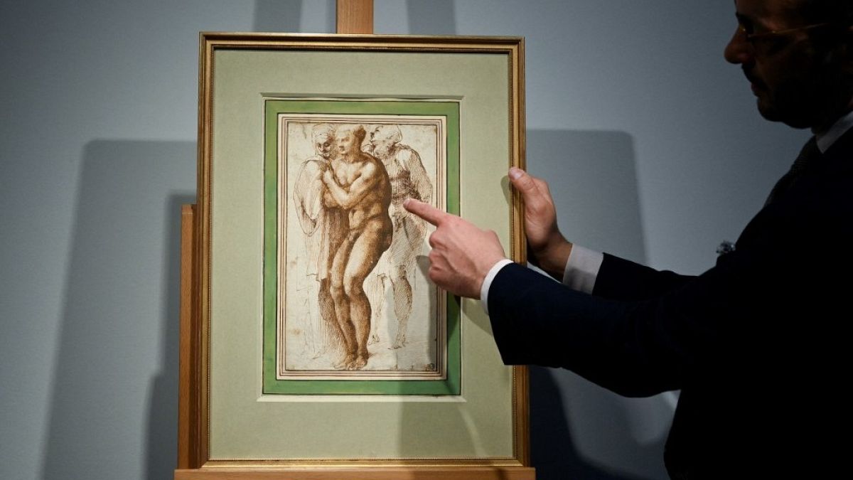 Michelangelo rajzát mutatja a Christie's aukciós ház szakértője Párizsban, 2022. április 7-én
