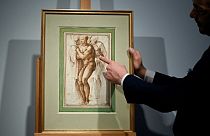 Michelangelo rajzát mutatja a Christie's aukciós ház szakértője Párizsban, 2022. április 7-én