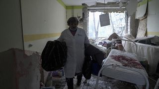 أحد العاملات في مستشفى الولادة المتضرر في ماريوبول، الأربعاء 9 مارس 2022