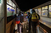 Buszokkal evakuálják az embereket Zaporizzsja térségéből, 2022. április 4-én