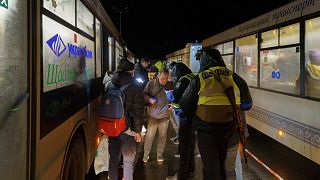  Abfahrt von Bussen für Flüchtlinge in Saporischschja