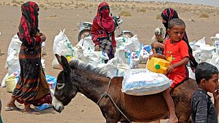 Famílias iemenitas recebem rações de farinha e outros alimentos de base