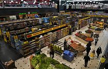 Полупустой супермаркет в Бейруте, Ливия. 15/03/2022