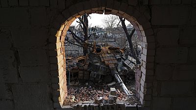 Разбитый танк во дворе в Чернигове, Украина, четверг, 7 апреля 2022 года
