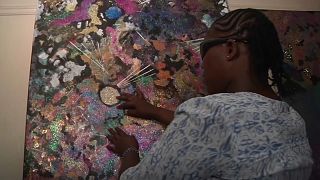 Kenya : peindre en braille, le défi relevé par une artiste