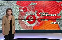 La reporter Sasha Vakulina davanti alla mappa della guerra.