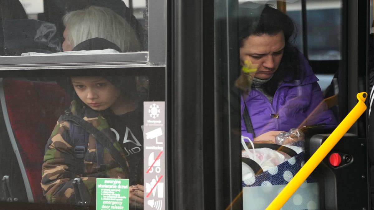 لاجئة من أوكرانيا داخل حافلة في محطة القطار المركزية في وارسو، بولندا ، الخميس، 7 أبريل 2022